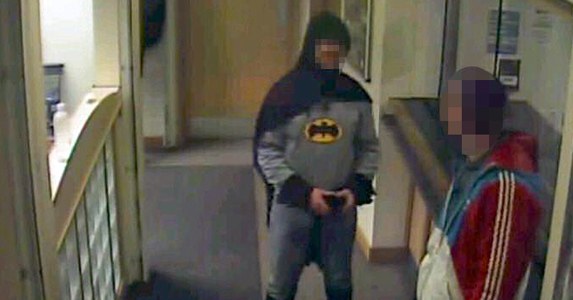 You are currently viewing Man Dressed as Batman Hands Suspect to British Police, Vanishes Into Night – CCTVSG.net